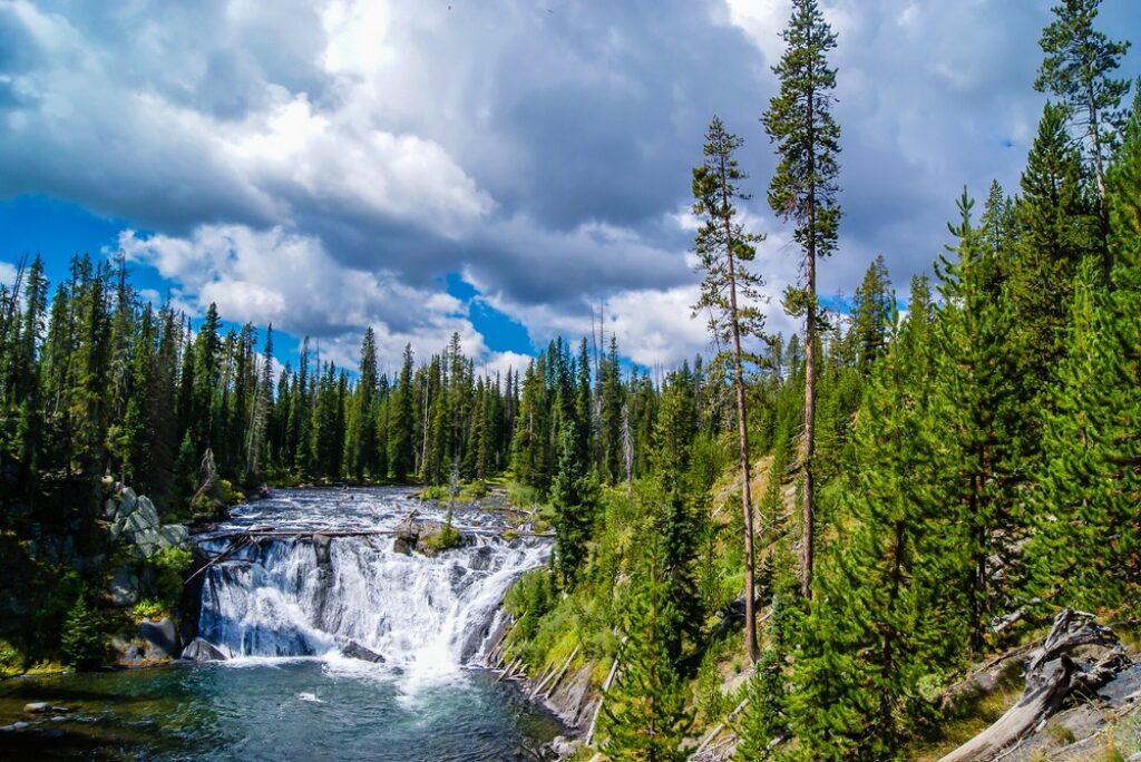 Are there any waterfalls in Yellowstone National Park?