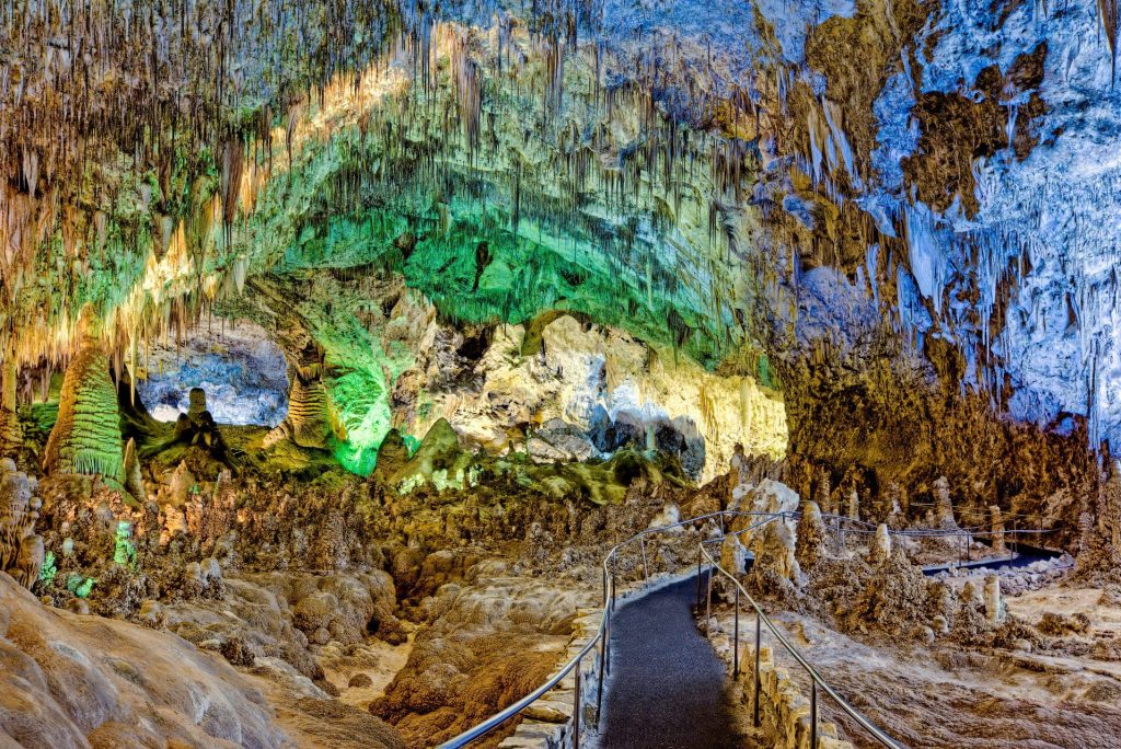 Why is Carlsbad Caverns so popular?